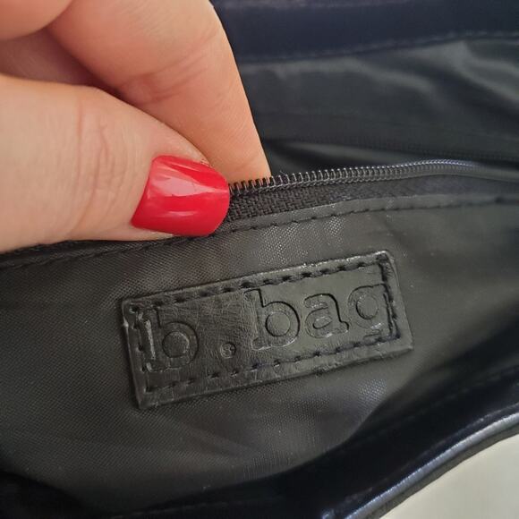 B. Bag | Shiny Black Crocodile Texture Clutch - Picture 5 of 6